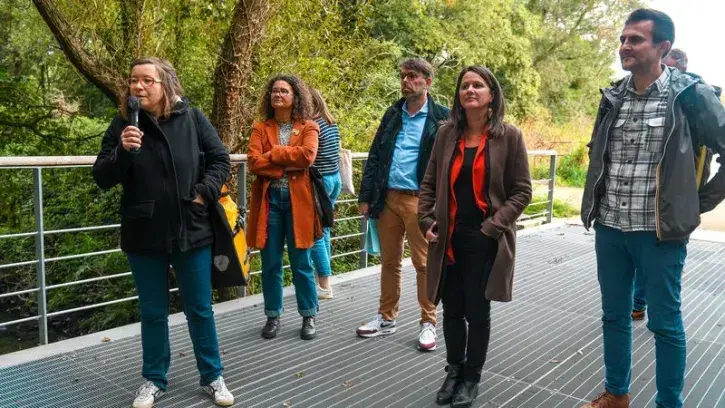 Johanna Rolland, maire de Nantes, Simon Citeau, adjoint de quartier, et Thomas Quéro, adjoint à l'urbanisme durable, nous ont fait visiter les lieux, notamment les deux passerelles en métal aménagées pour franchir le ruisseau des Gohards. © Thierry Mézere