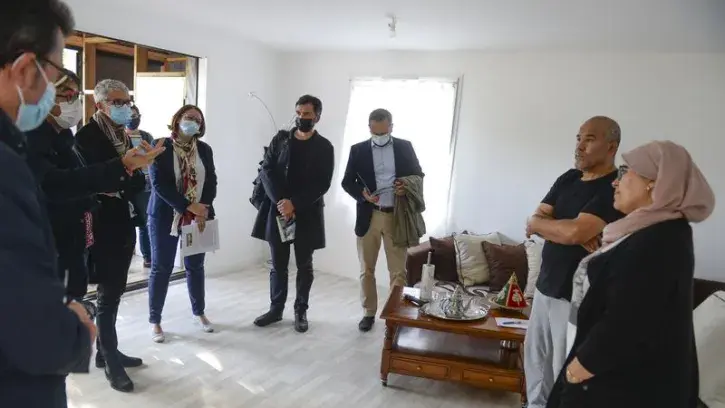 Nadia et Khalid (à droite) ont emménagé dans un T5 avec leurs trois enfants. « Pouvoir imaginer son futur logement, c'est important. Mais c'est aussi le collectif qui nous a plu dans le projet. » © Thierry Mézerette.
