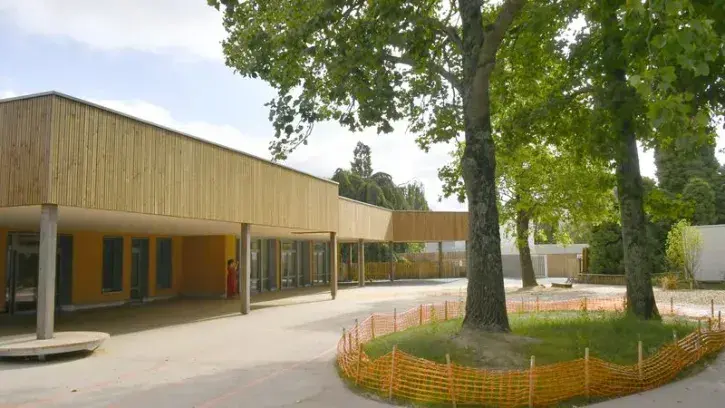 Le groupe scolaire Lucie Aubrac s'agrandit pour augmenter ses capacités d'accueil : de 12 à 16 classes pour l'élémentaire et de 6 à 8 classes pour la maternelle. Le chantier a été engagé fin 2021, les locaux de la maternelle ont été livrés en avril 2023.