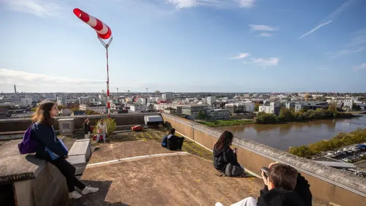 Pour nourrir le projet de reconversion de l'Hôte-Dieu, chacun peut donner son point de vue, son ressenti et ses attentes, lors des rendez-vous proposés jusqu'à la fin décembre. En photo, une visite insolite du site avec des jeunes. © Ludovic Failler