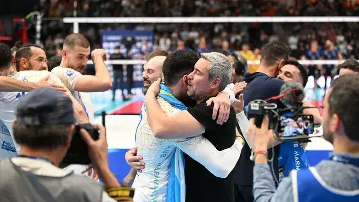 Au terme de la finale, Hubert Henno, l'entraîneur nantais, a pu célébrer avec ses joueurs ce premier trophée dans l'histoire du NRMV. © Patrick Garçon