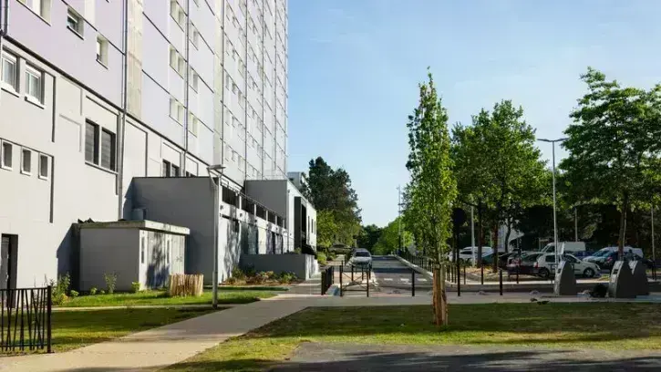 Des allées et un grand escalier, alternant marches et rampes, ont été mis en place pour faciliter l'accès aux logements et aux équipements de proximité. © Jean-Félix Fayolle