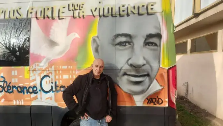 Avec son bus, Yazid Kherfi se rend dans de nombreux quartiers populaires pour aller à la rencontre des jeunes. © Médiation nomade