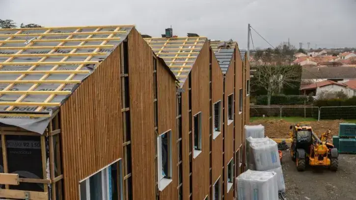 Les neuf maisons marient bois et béton avec un isolant en fibre de bois. Des poêles à pellets seront installés pour chauffer les pièces de vie.© Garance Wester